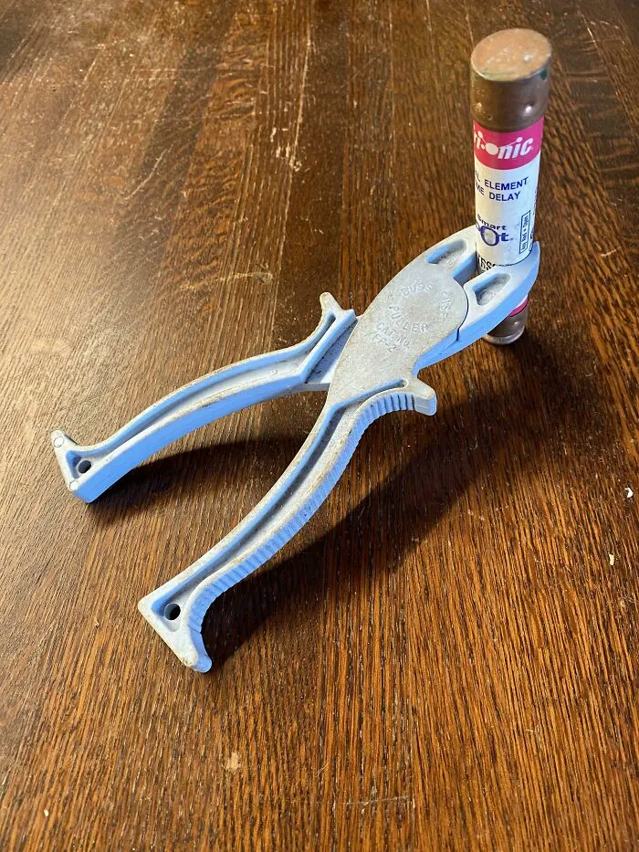 Неметаллические плоскогубцы для вытягивания предохранителей.