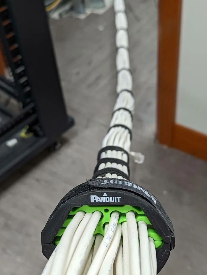 Устройство для объединения кабелей.