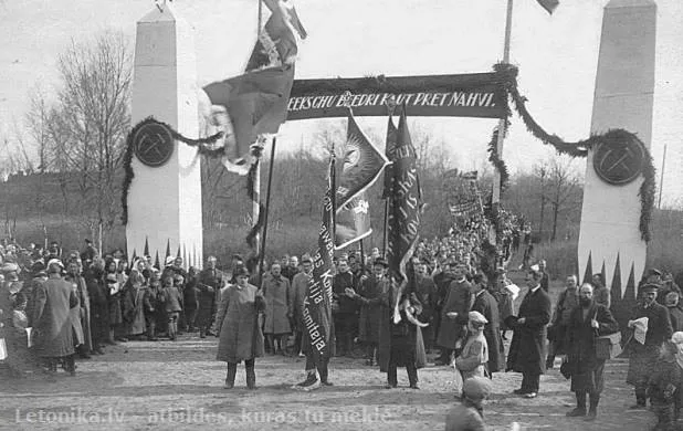 Первомайская демонстрация в Риге. Плакат кончается латышским словом nahvi, а не тем, что вы подумали.