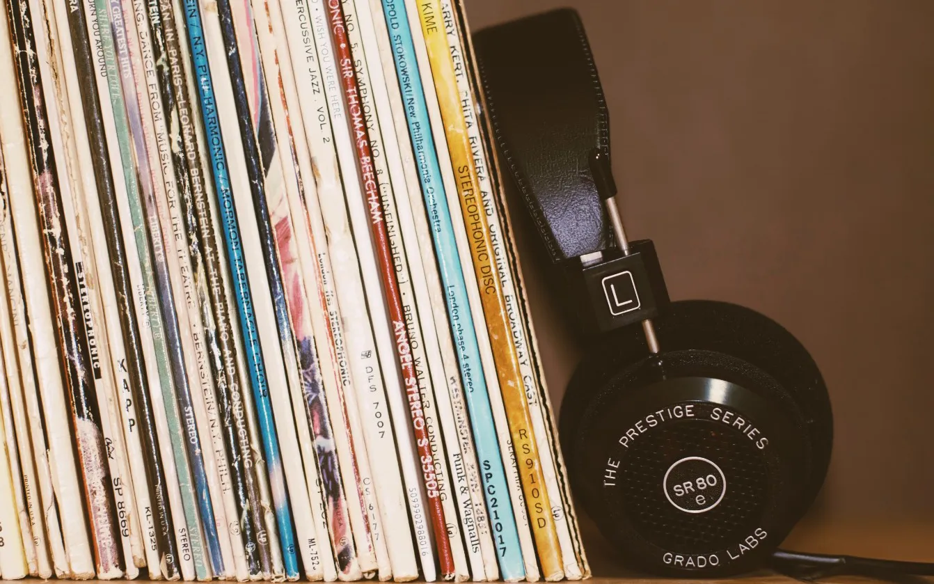 Пластинки и наушники.